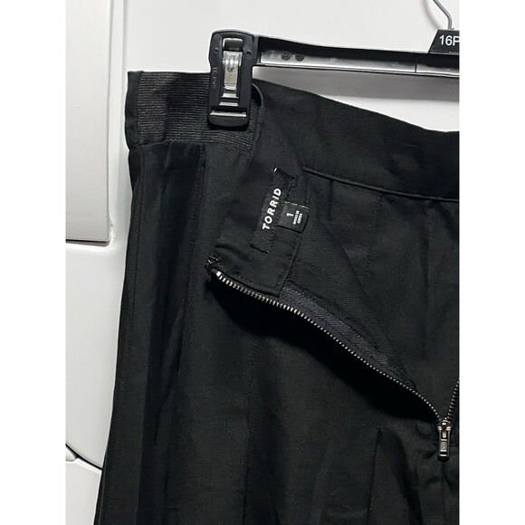 NWOT Torrid Pleated Cheerleader Zip Closure Mini Skirt Plus Size 1X Goth Punk - Picture 3 of 3
